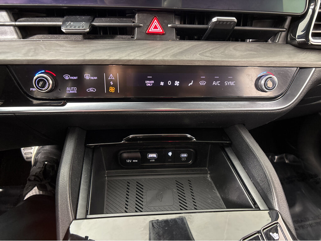 2023 Kia Sportage plug-in hybrid Located at Smart Motors Toyota slide-image