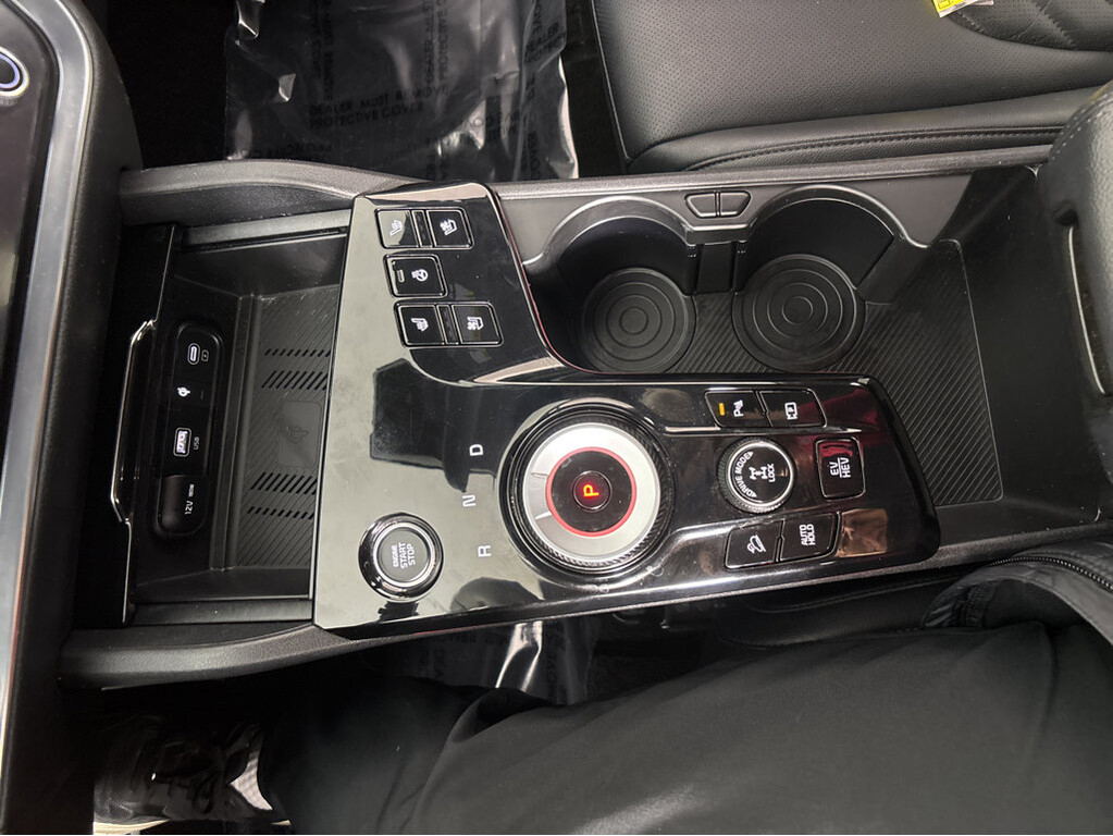 2023 Kia Sportage plug-in hybrid Located at Smart Motors Toyota slide-image