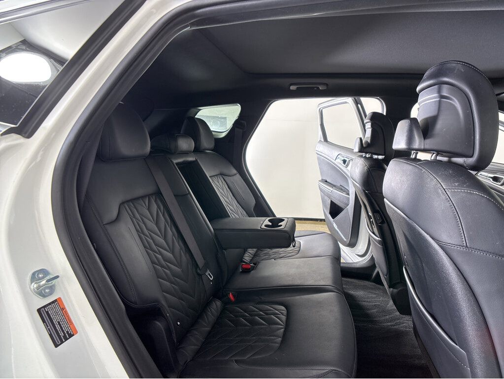 2023 Kia Sportage plug-in hybrid Located at Smart Motors Toyota slide-image