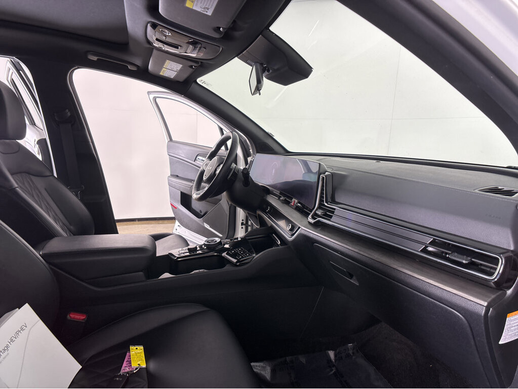 2023 Kia Sportage plug-in hybrid Located at Smart Motors Toyota slide-image