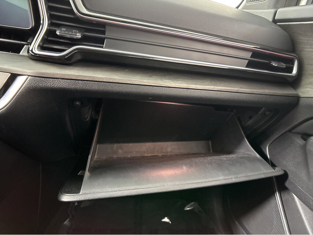 2023 Kia Sportage plug-in hybrid Located at Smart Motors Toyota slide-image