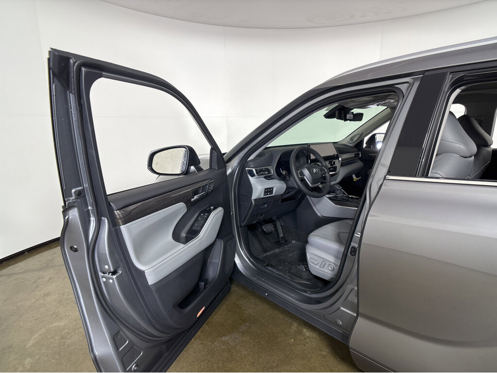 image-2 2026 Toyota Highlander