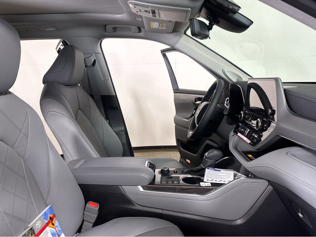 image-4 2026 Toyota Highlander