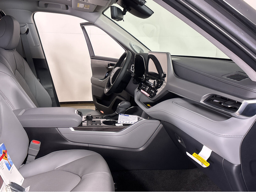 image-27 2026 Toyota Highlander