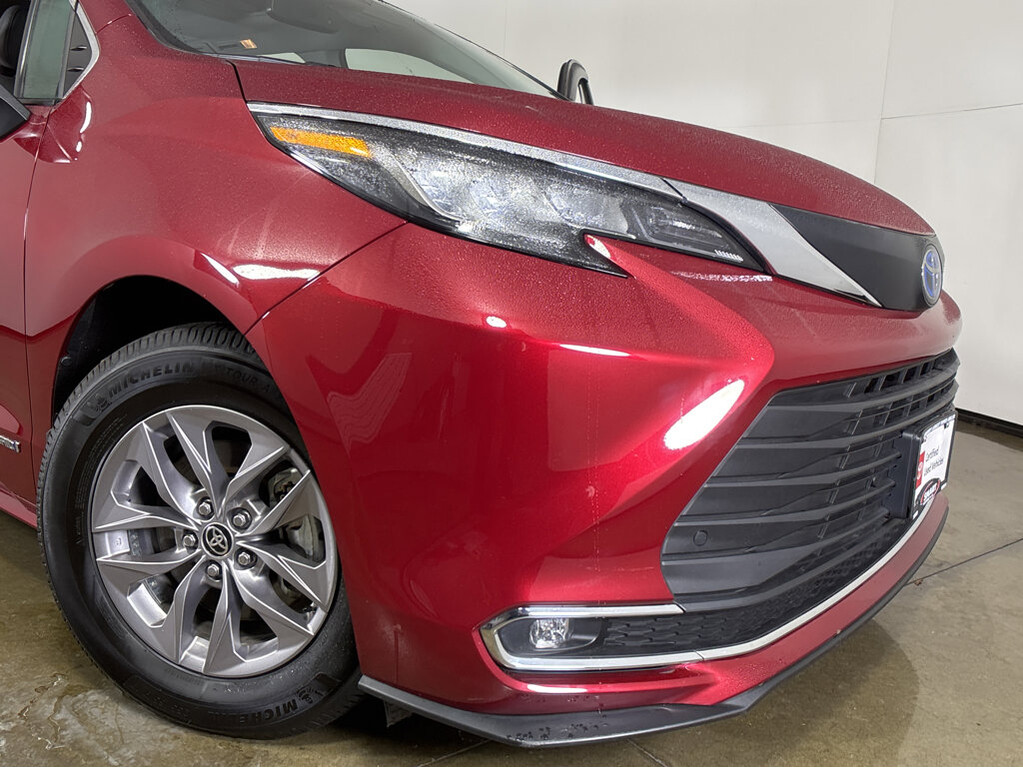 2021 Toyota Sienna Located at Smart Motors Toyota slide-image