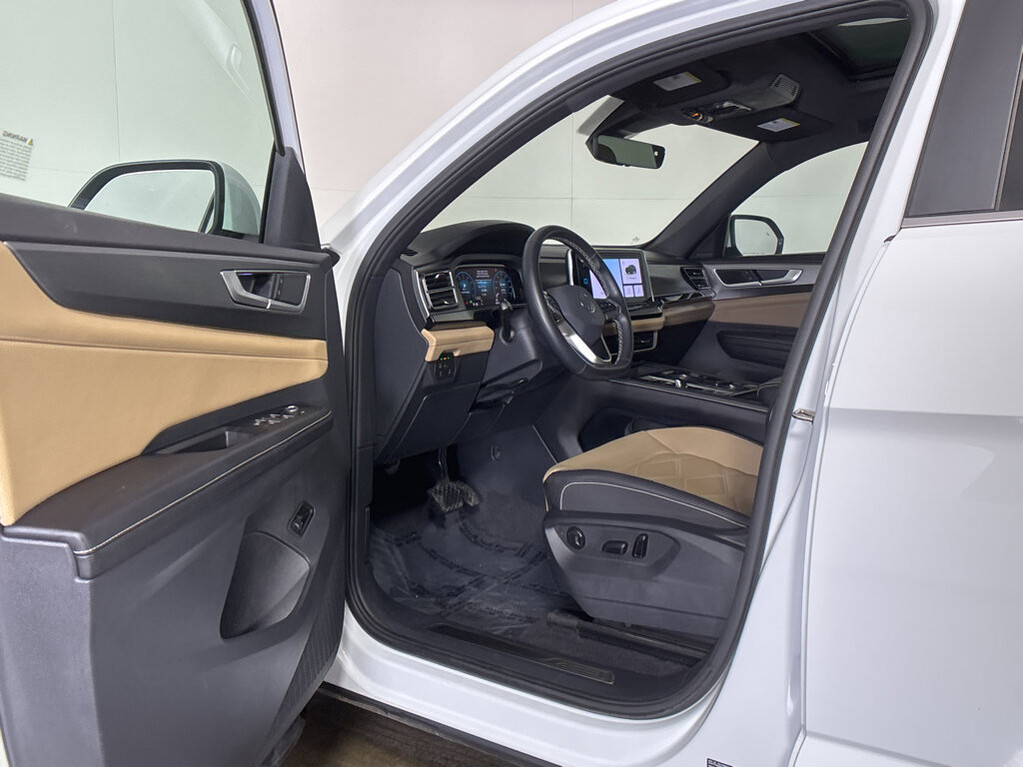 2024 Volkswagen Atlas Cross Sport Located at Smart Motors Toyota slide-image