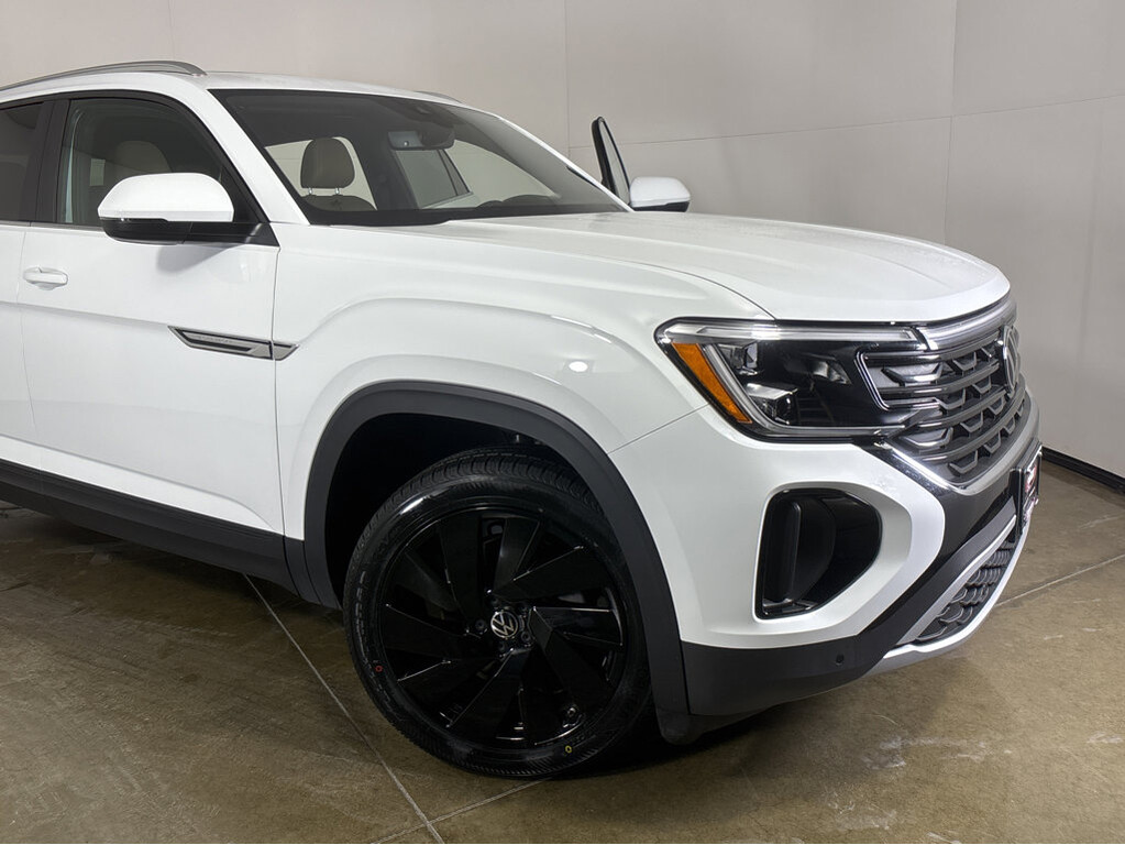 2024 Volkswagen Atlas Cross Sport Located at Smart Motors Toyota slide-image