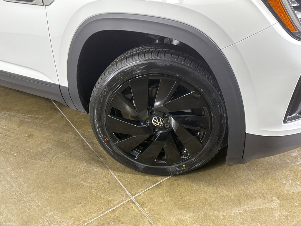 2024 Volkswagen Atlas Cross Sport Located at Smart Motors Toyota slide-image