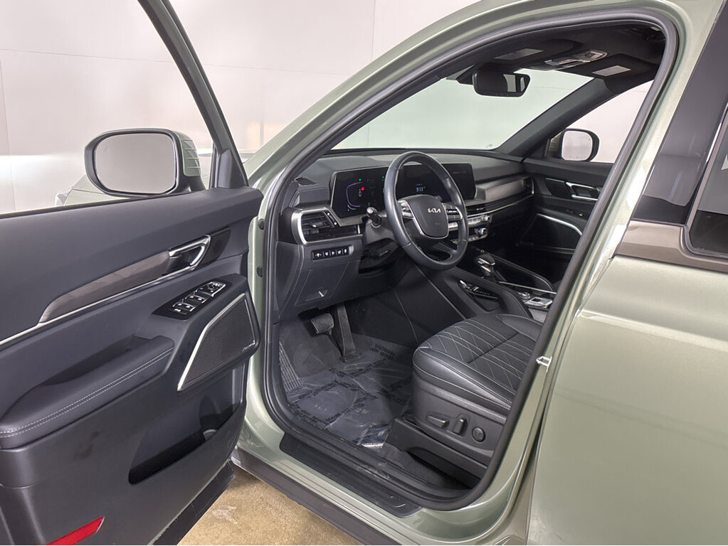 2025 Kia Telluride Located at Smart Motors Toyota slide-image