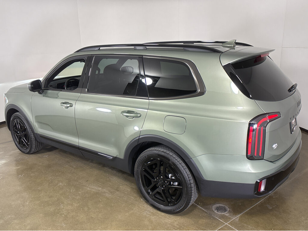 2025 Kia Telluride Located at Smart Motors Toyota slide-image