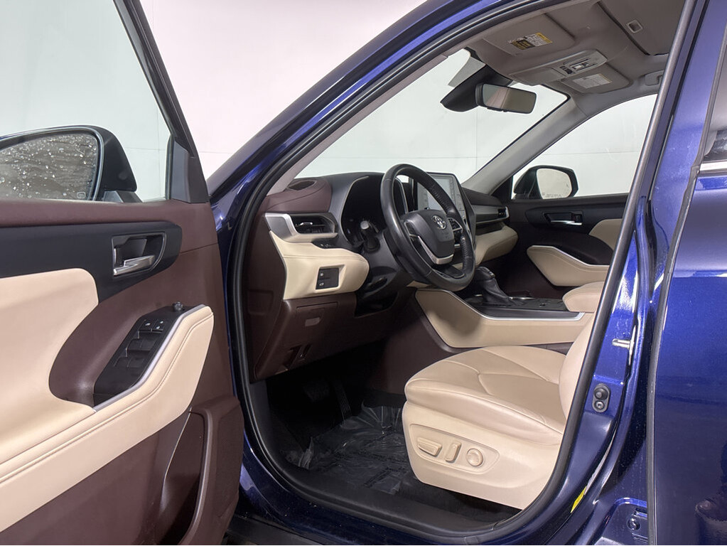 2022 Toyota Highlander Located at Smart Motors Toyota slide-image