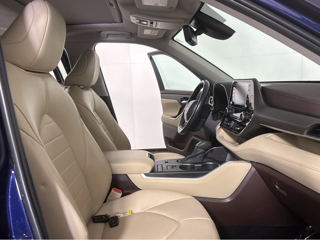 2022 Toyota Highlander Located at Smart Motors Toyota slide-image
