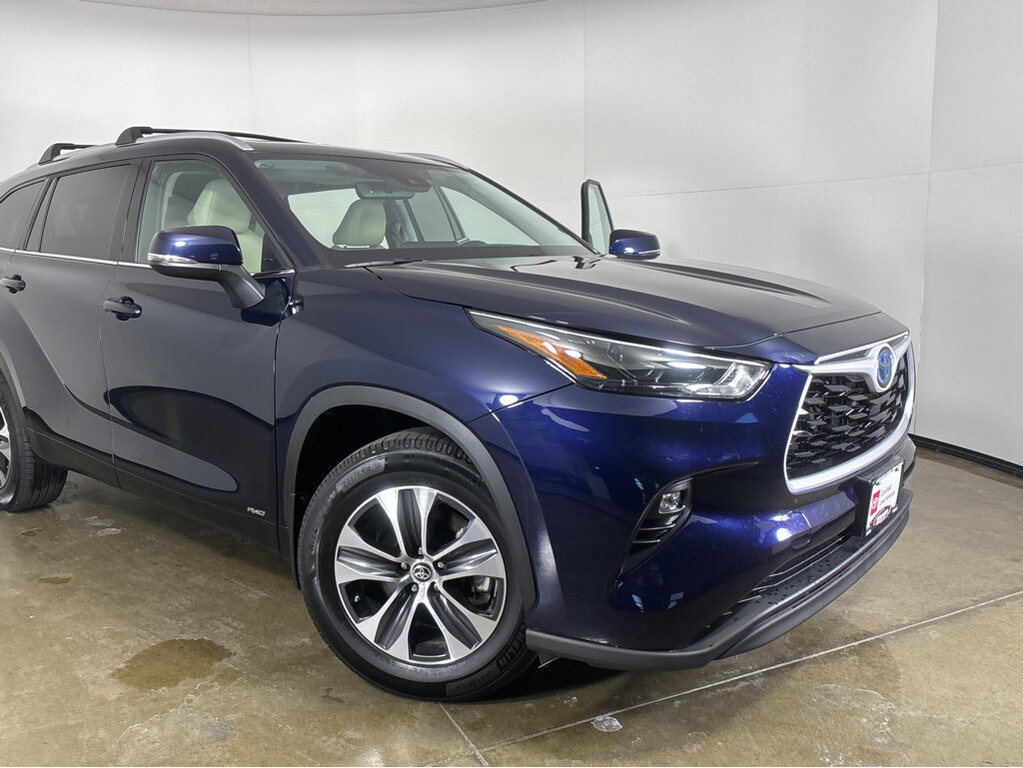 2022 Toyota Highlander Located at Smart Motors Toyota light-box-slides
