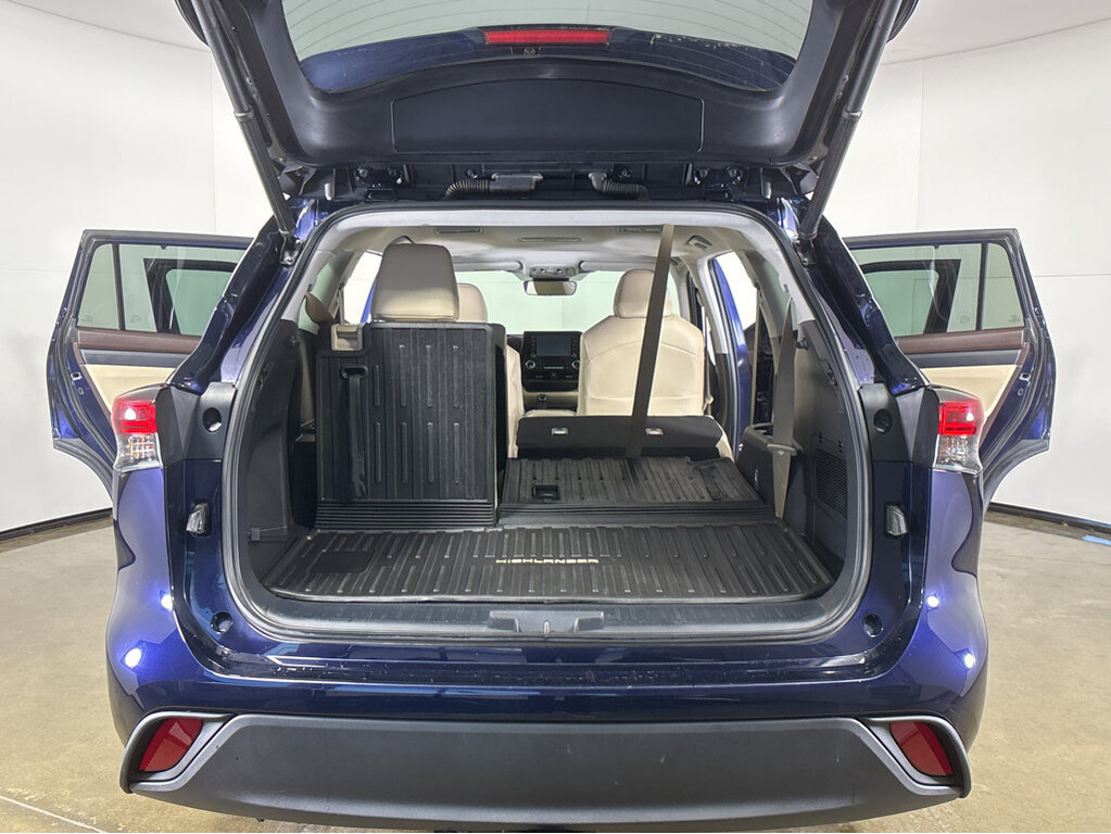 2022 Toyota Highlander Located at Smart Motors Toyota slide-image