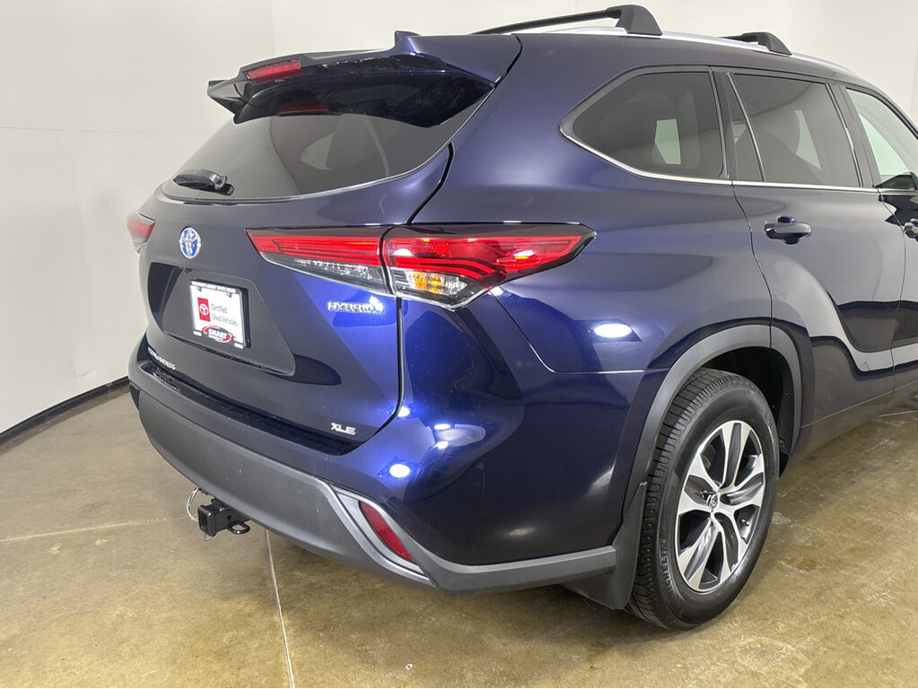 2022 Toyota Highlander Located at Smart Motors Toyota slide-image