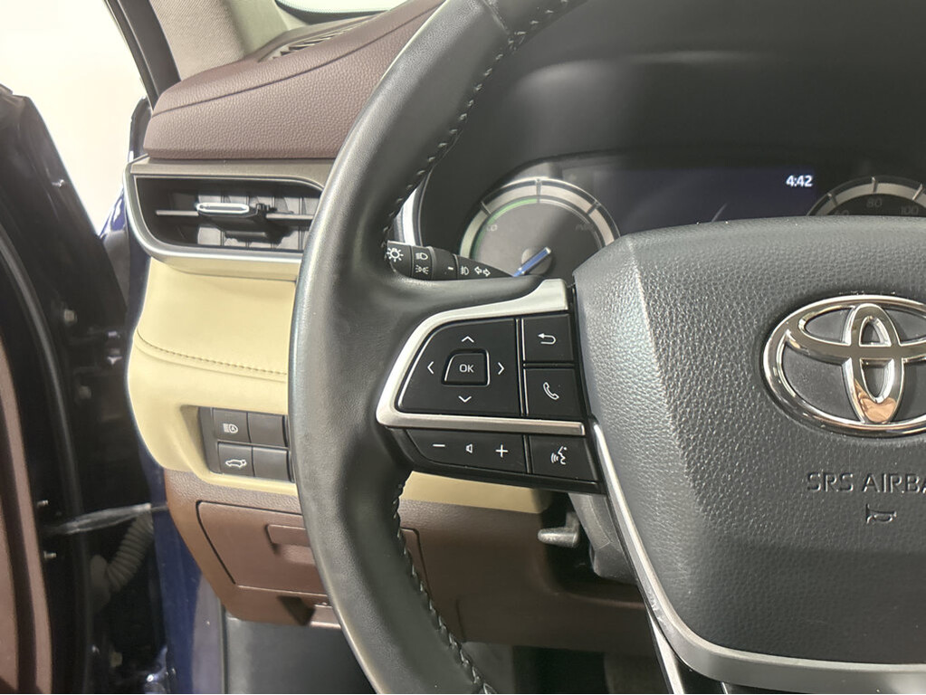 2022 Toyota Highlander Located at Smart Motors Toyota slide-image