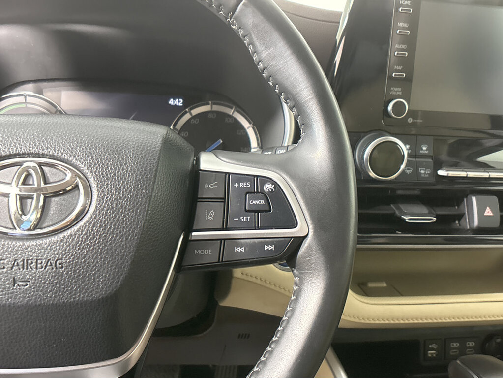 2022 Toyota Highlander Located at Smart Motors Toyota slide-image