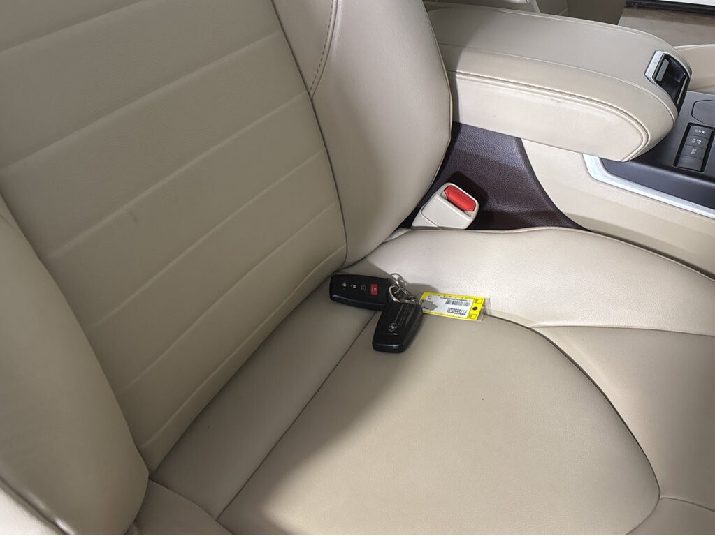 2022 Toyota Highlander Located at Smart Motors Toyota slide-image