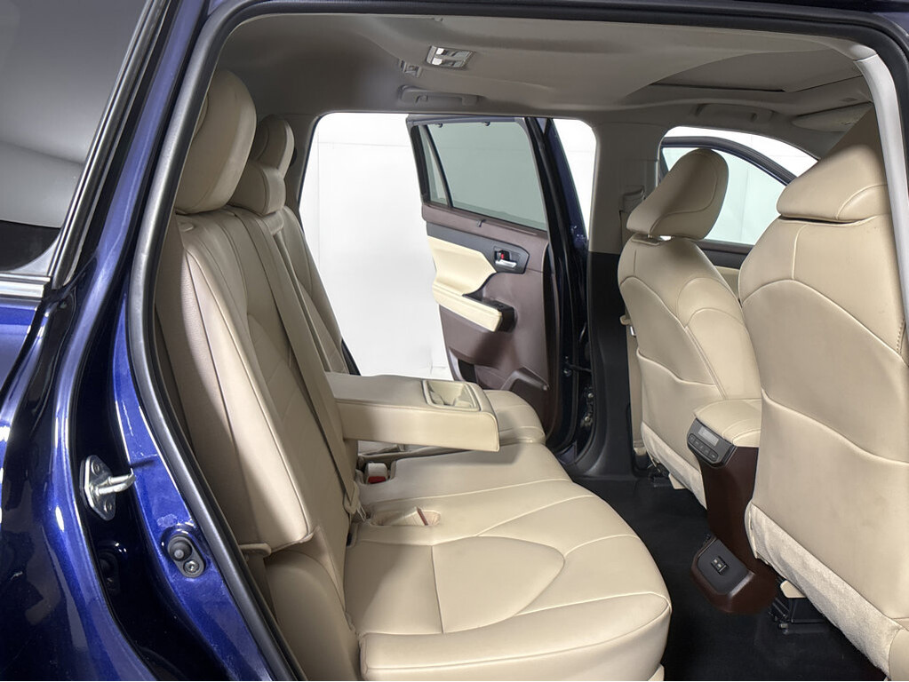 2022 Toyota Highlander Located at Smart Motors Toyota light-box-slides