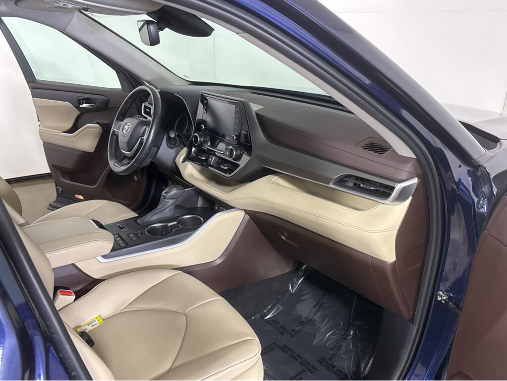 2022 Toyota Highlander Located at Smart Motors Toyota slide-image