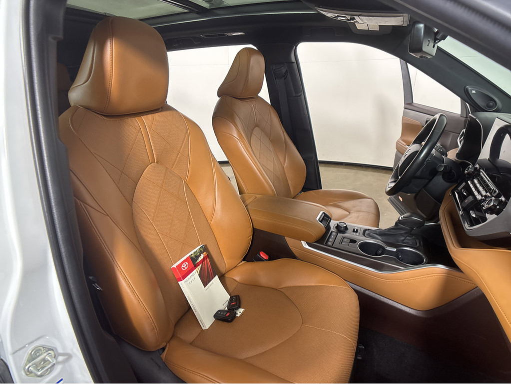 2022 Toyota Highlander Located at Smart Motors Toyota slide-image