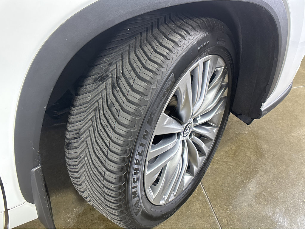 2022 Toyota Highlander Located at Smart Motors Toyota slide-image