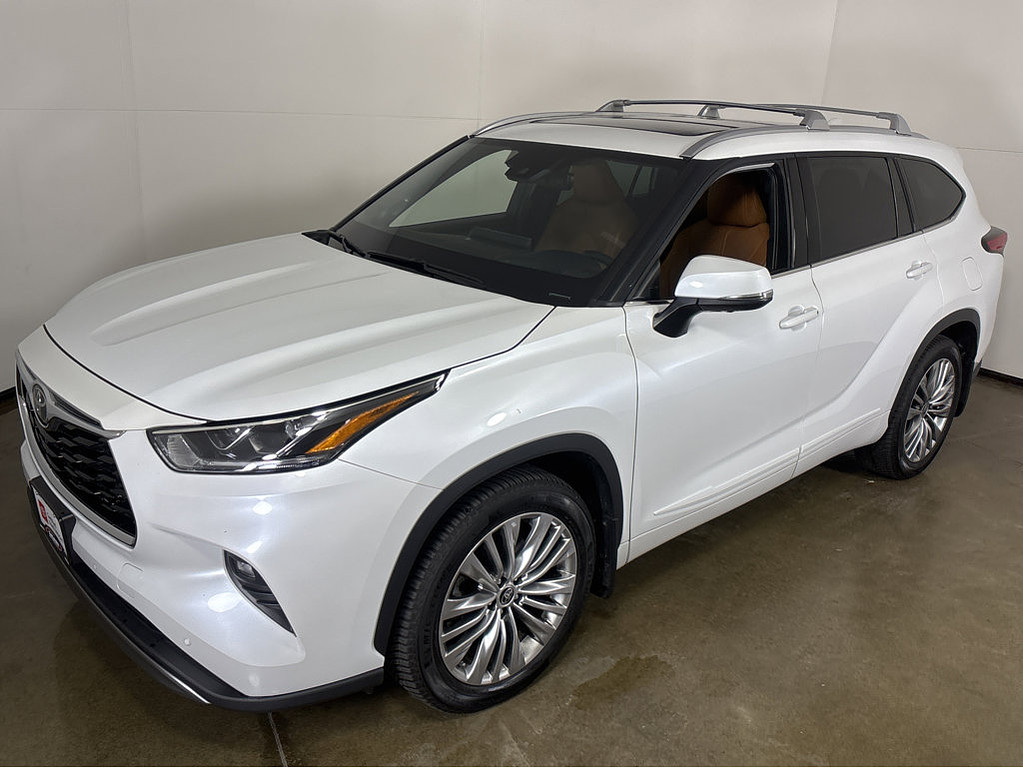 2022 Toyota Highlander Located at Smart Motors Toyota slide-image