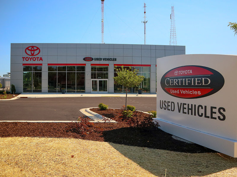 2022 Toyota Highlander Located at Smart Motors Toyota slide-image