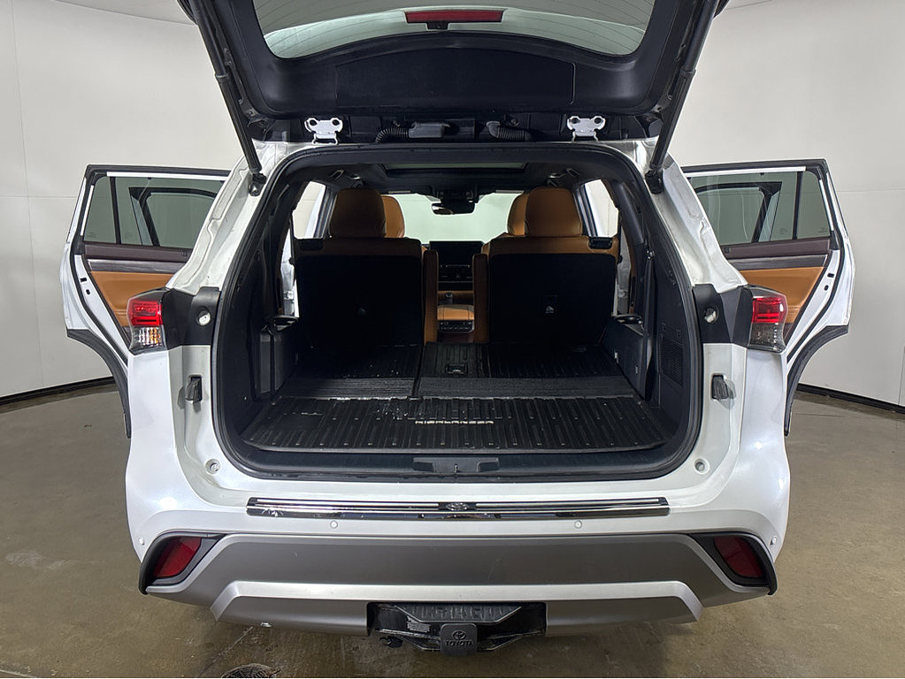 2022 Toyota Highlander Located at Smart Motors Toyota slide-image