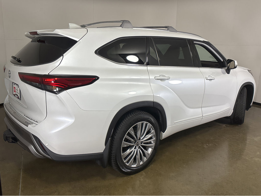 2022 Toyota Highlander Located at Smart Motors Toyota slide-image