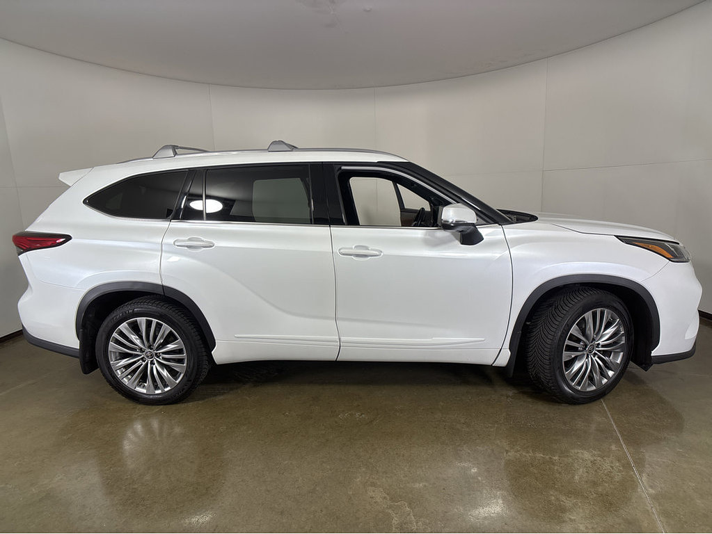 2022 Toyota Highlander Located at Smart Motors Toyota slide-image