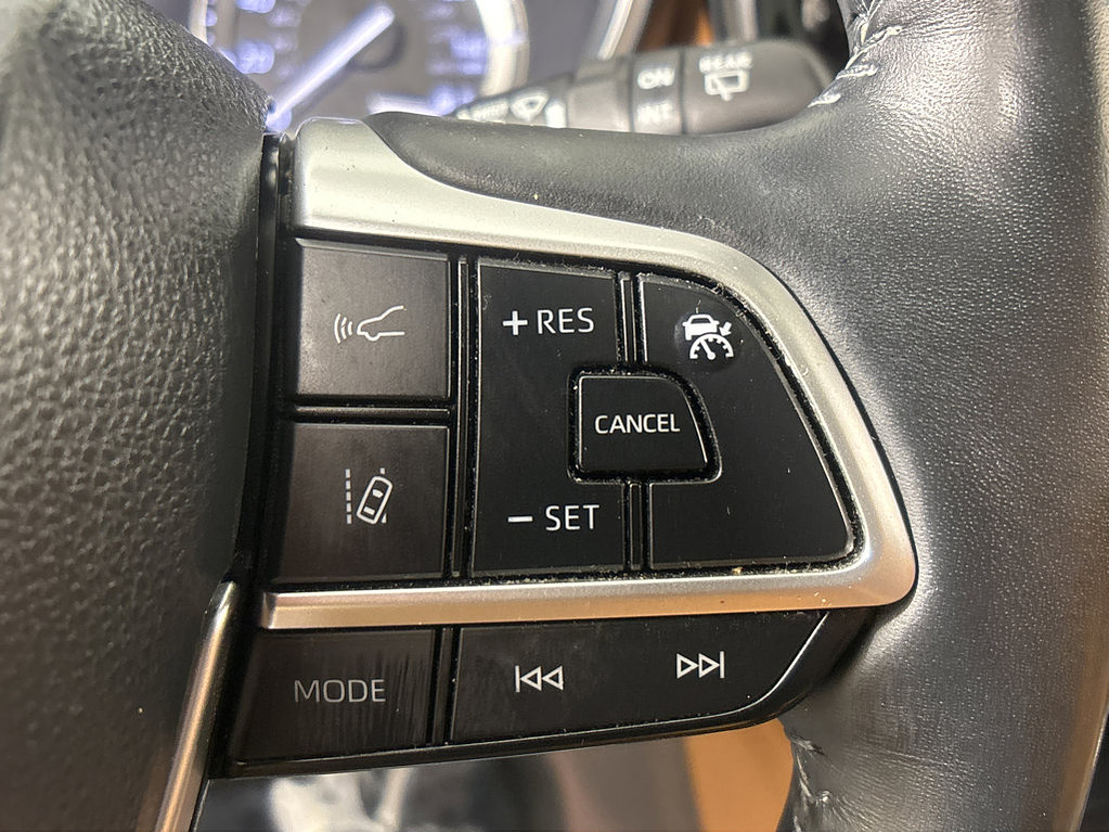 2022 Toyota Highlander Located at Smart Motors Toyota slide-image