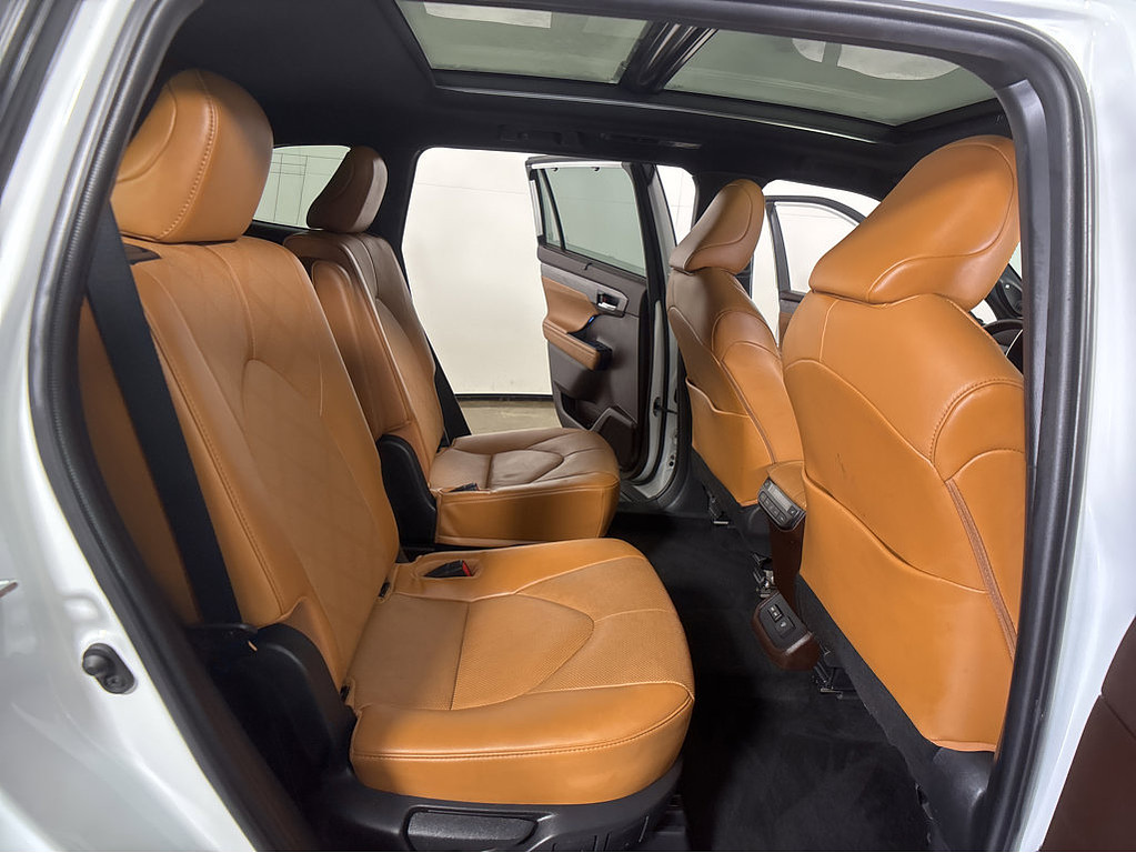 2022 Toyota Highlander Located at Smart Motors Toyota slide-image