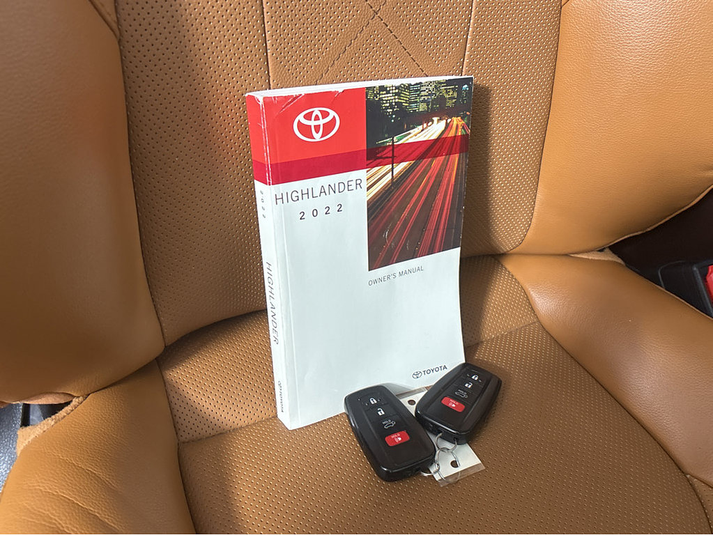 2022 Toyota Highlander Located at Smart Motors Toyota slide-image