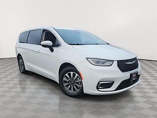 Thumbnail - 2023 Chrysler Pacifica