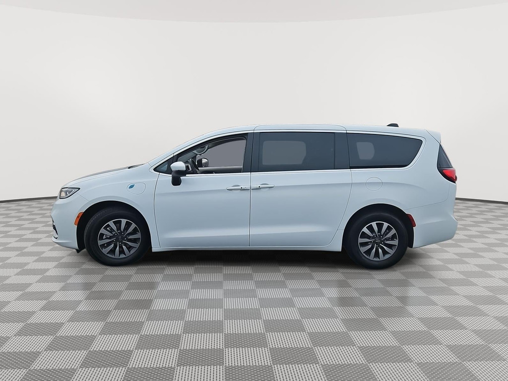 2023 Chrysler Pacifica Located at Smart Motors Toyota slide-image