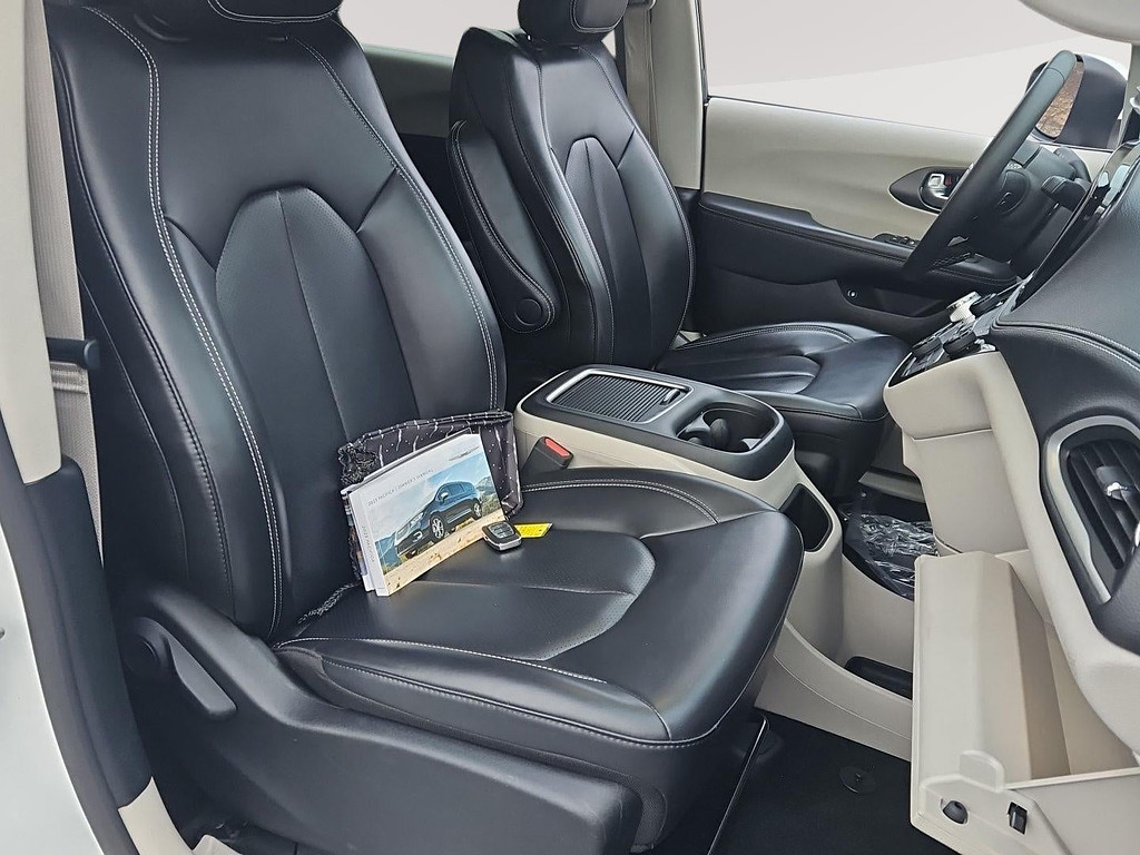 2023 Chrysler Pacifica Located at Smart Motors Toyota slide-image