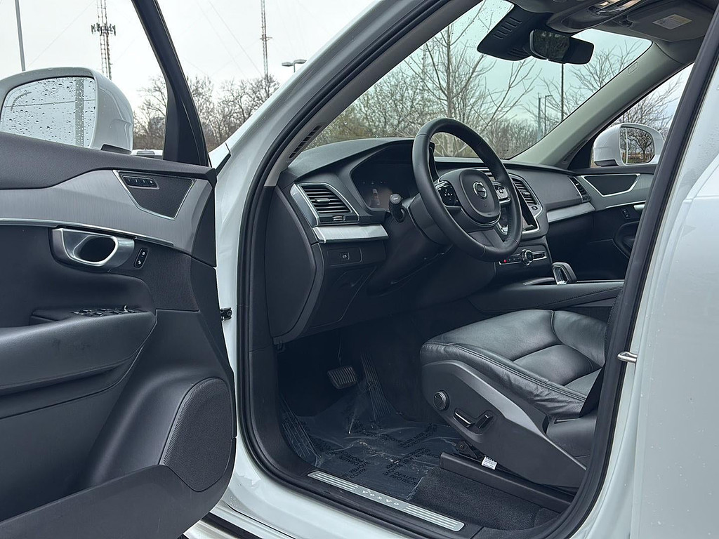 2023 Volvo XC90 Located at Smart Motors Toyota light-box-slides