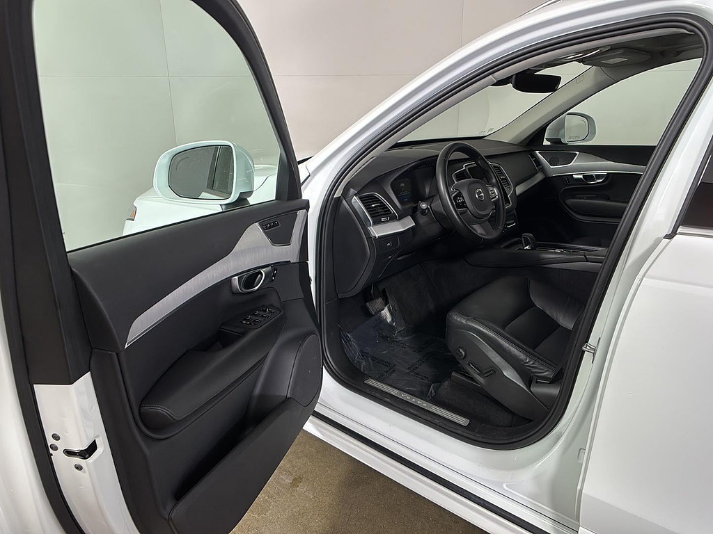 2023 Volvo XC90 Located at Smart Motors Toyota light-box-slides