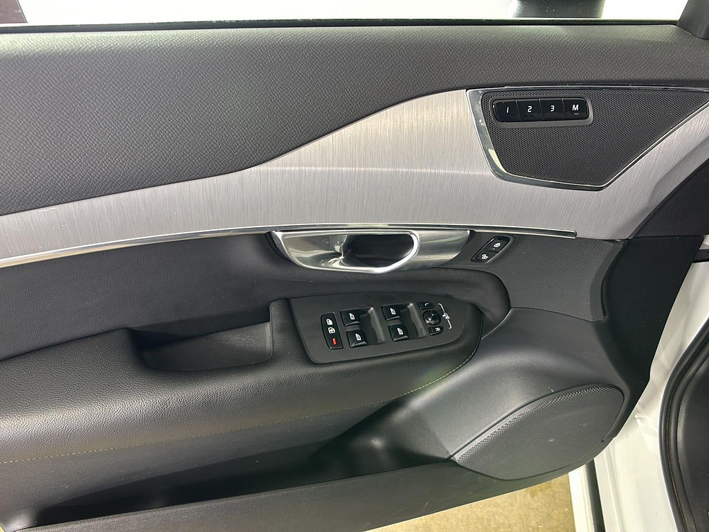 2023 Volvo XC90 Located at Smart Motors Toyota light-box-slides