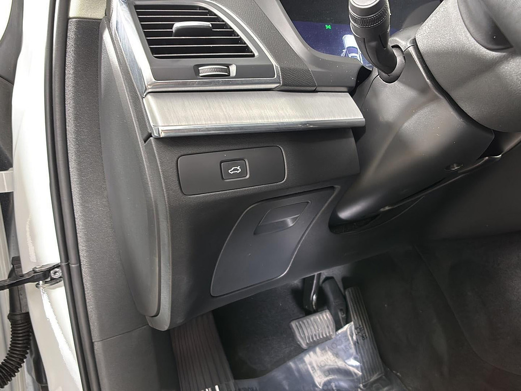 2023 Volvo XC90 Located at Smart Motors Toyota light-box-slides