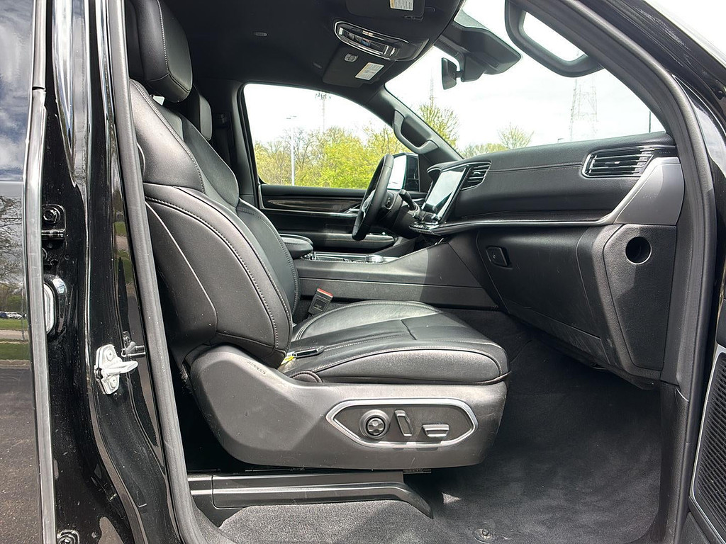2024 Jeep Wagoneer L Located at Smart Motors Toyota slide-image