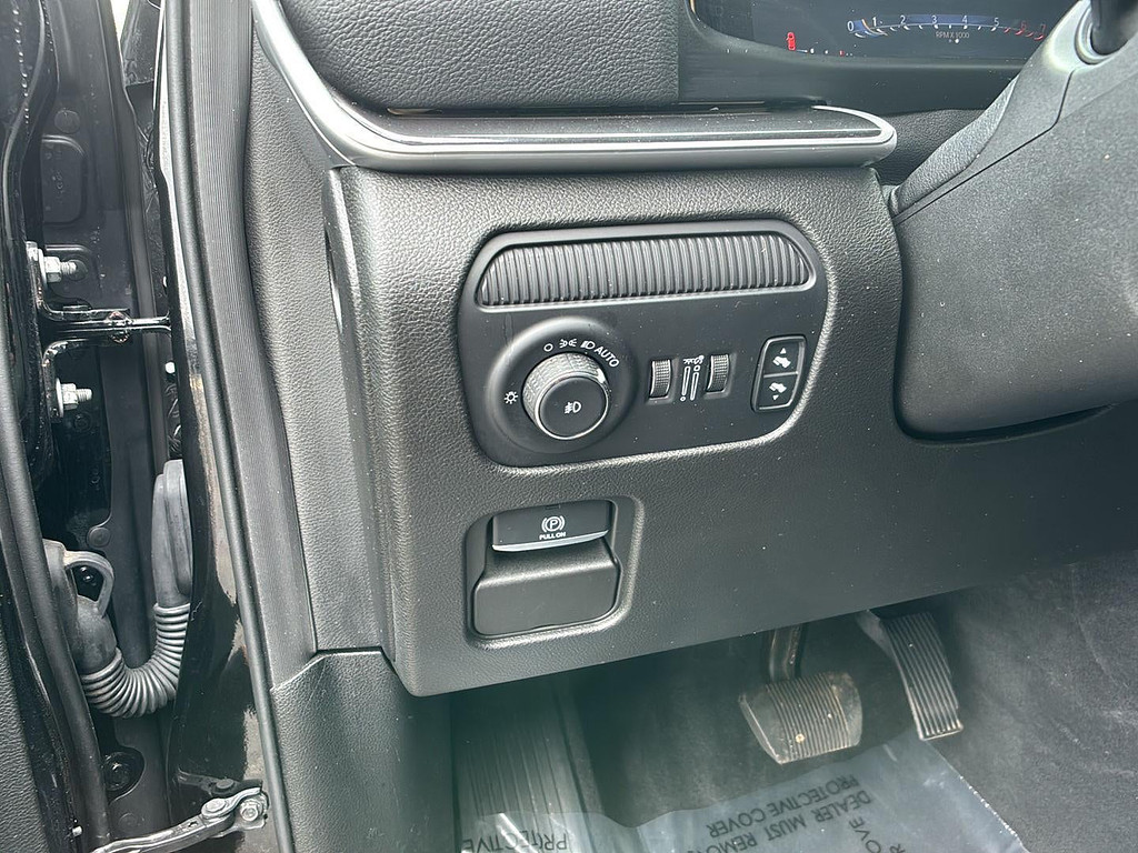 2024 Jeep Wagoneer L Located at Smart Motors Toyota light-box-slides