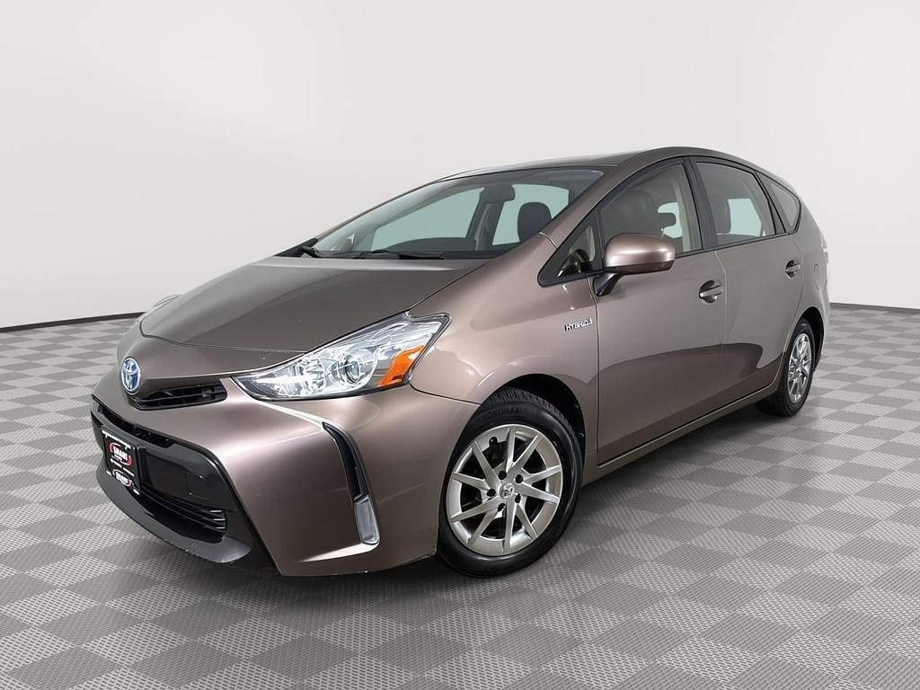 2016 Toyota Prius v Three's photo