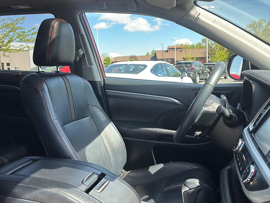 2019 Toyota Highlander Located at Smart Motors Toyota slide-image