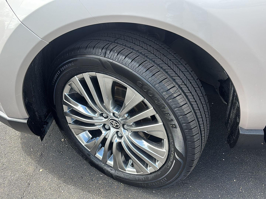 2022 Toyota Venza Located at Smart Motors Toyota slide-image