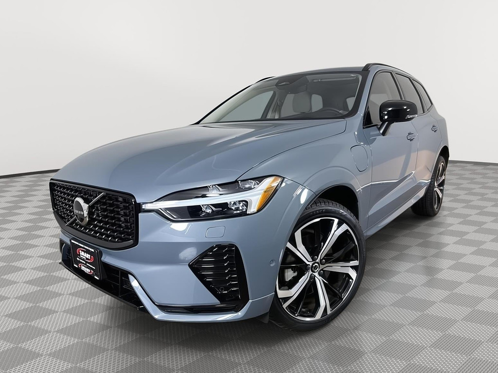 2023 Volvo XC60 T8 Ultimate Dark Theme AWD's photo
