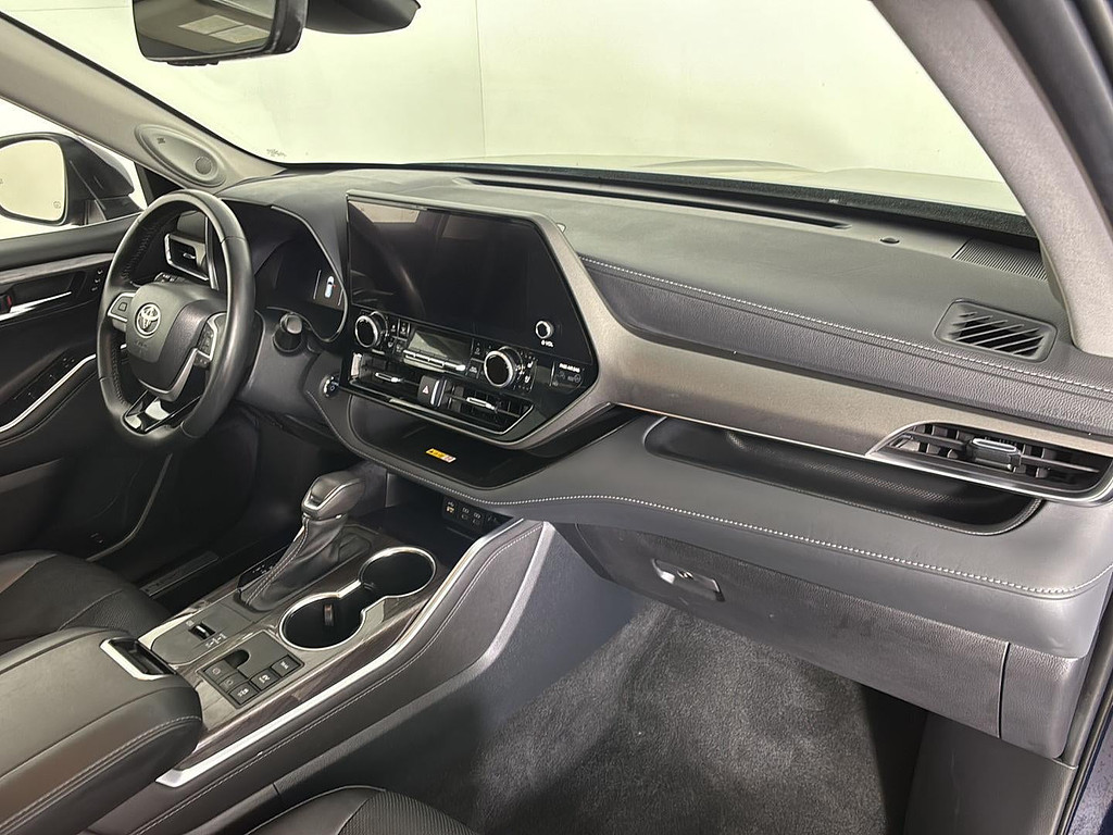 2023 Toyota Highlander Hybrid Located at Smart Motors Toyota slide-image