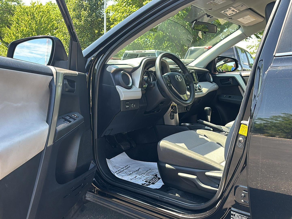 2015 Toyota RAV4 LE's photo