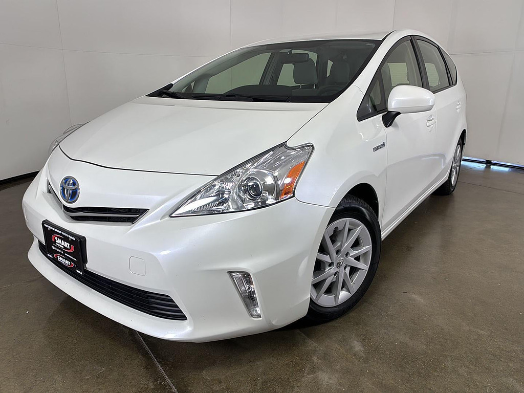 2014 Toyota Prius v Three's photo
